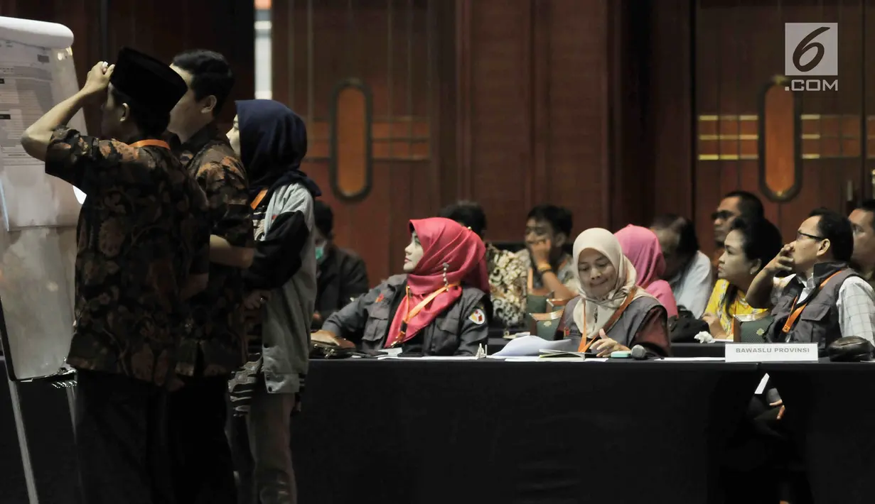 Saksi menyaksikan proses rekapitulasi dan penetapan hasil penghitungan perolehan suara Pemilu 2019 tingkat Provinsi DKI Jakarta di Hotel Bidakara, Kamis (9/5/2019). KPU DKI Jakarta mulai melakukan rapat pleno terbuka rekapitulasi yang berlangsung hingga 12 Mei 2019. (merdeka.com/Iqbal S. Nugroho)
