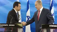 Presiden Guatemala Jimmy Morales (kiri) dan Perdana Menteri Israel Benjamin Netanyahu (Abir Sultan/AFP)