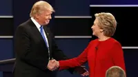 Donald Trump dan Hillary Clinton berjabat tangan tanda dimulainya debat perdana yang dihelat di Hofstra University pada 26 September 2016 waktu setempat (Reuters)