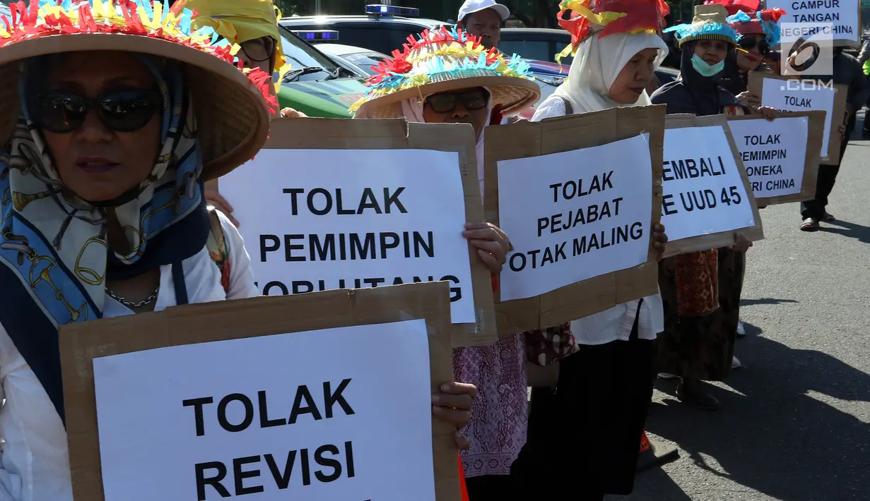 Massa membawa poster saat melakukan aksi menolak Revisi UU KPK di depan Gedung DPR/MPR RI, Jakarta, Rabu (11/9/2019). Mereka menyuarakan pro dan kontra terhadap revisi Undang-Undang Nomor 30 Tahun 2002 tentang Komisi Pemberantasan Tindak Pidana Korupsi. (Liputan6.com/Johan Tallo)