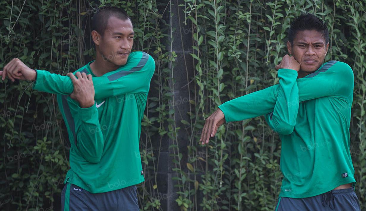 Hasamu Yama dan Fachrudin Aryanto melakukan pemanasan saat latihan ringan jelang pertandingan melawan Malaysia. (Bola.cm/Vitalis Yogi Trisna)