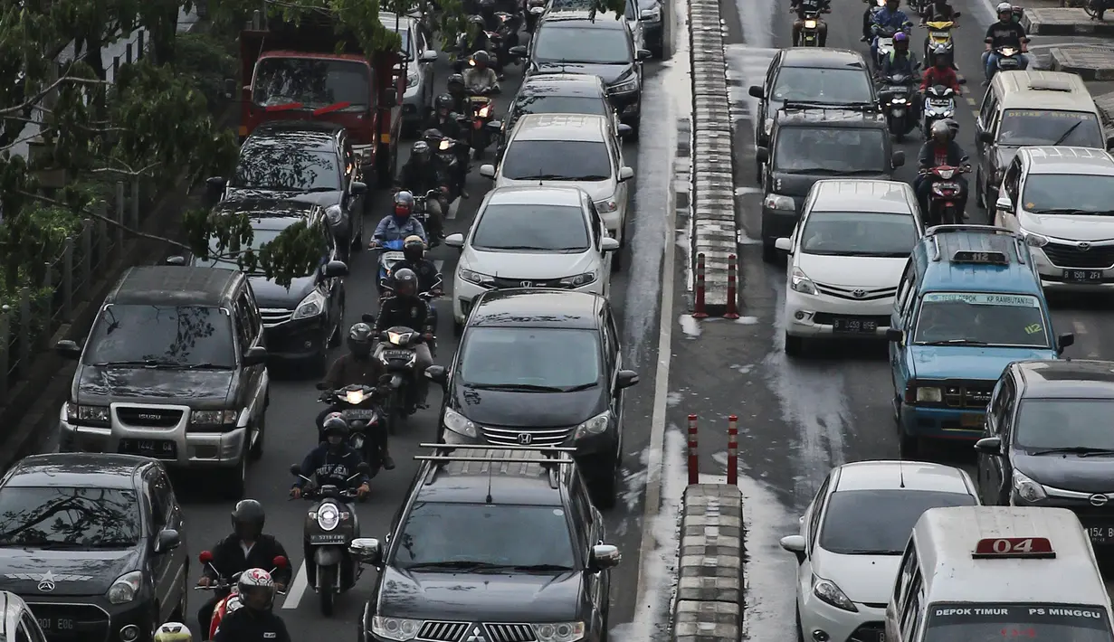 Suasana kemacetan di kawasan Depok, Jawa Barat, Senin (9/4). Pemerintah Jawa Barat merencanakan mencoba jalan berbayar dengan metode ERP pada 2019 di sejumlah ruas jalan Margonda, Kota Depok. (Liputan6.com/Herman Zakharia)
