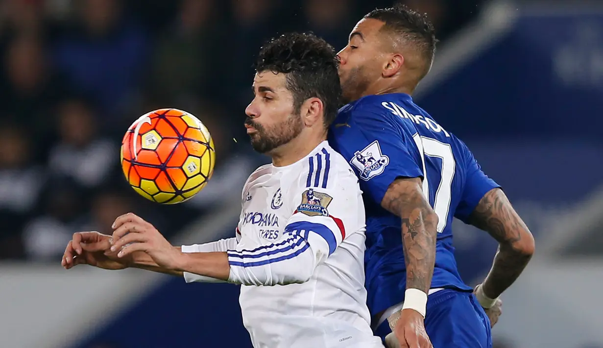 Penyerang Chelsea, Diego Costa (kiri) berusaha mengontrol bola dari kawalan bek Leicester, Danny Simpson pada lanjutan liga Inggris di King Power Stadium, Liecester (15/12). Leicester menang atas Chelsea dengan skor 2-1. (Reuters/Andrew Yates)