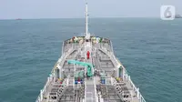 Petugas mengecek kesiapan kapal chemical tanker MT Sinar Morotai milik Samudera Indonesia di perairan Merak Banten, Kamis (5/12/2019). Salah satu armada berjenis chemical tanker ini bermuatan 4.500 KL untuk memenuhi asas cabotage dan transportasi logistik di Indonesia. (Liputan6.com/Angga Yuniar)