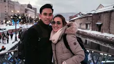 Pasangan selebriti yang juga presenter top tanah air, Darius Sinathrya dan Donna Agnesia kini sedang menikmati liburan keluarga di Jepang. Momen ini menjadi liburan seru karena liburan ini juga jadi perayaan hari jadi pernikahan mereka. (Liputan6.com/IG/@darius_sinathrya)