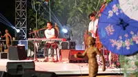 Penampilan Indera Lesmana pulau penonton di ampliteater Taman Gandrung Tera Kota, dalam pertunjukan musik Jazz Gunung Ijen Sabtu malam (17/8/2024). (Hermawan/Liputan6.com)