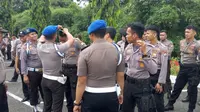 Rambut gondrong dianggap tak layak bagi wajah personel kepolisian.