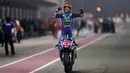 Pebalap Movistar Yamaha, Maverick Vinales, merayakan keberhasilannya menjadi yang tercepat pada MotoGP Qatar. Debut pebalap berusia 22 tahun itu bersama Movistar Yamaha berjalan manis dengan menjadi yang tercepat. (AFP/Karim Jaafar)