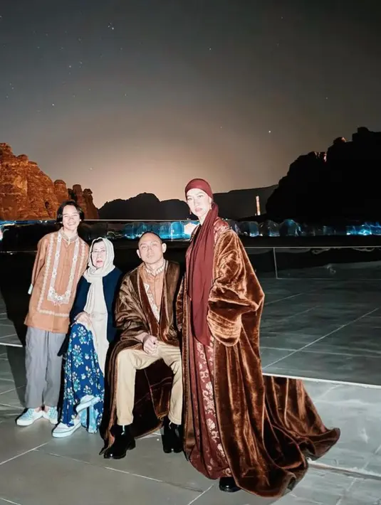 Berada di Al Ula setelah umrah, Noah mengenakan baju koko panjang warna coklat dipadu celana abu-abu dan sepatu slip on. [@itsmebcl]