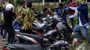 Massa Angkatan Muda Partai Golkar (AMPG) terlibat kericuhan saat Rapat Pleno di DPP Golkar, Jakarta, Selasa (25/11/2014). (Liputan6.com/Johan Tallo)