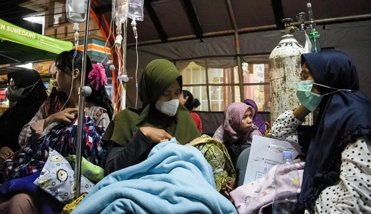 Tim gabungan saat ini sedang mendirikan tenda lapangan untuk menampung warga terdampak. (Timur MATAHARI/AFP)