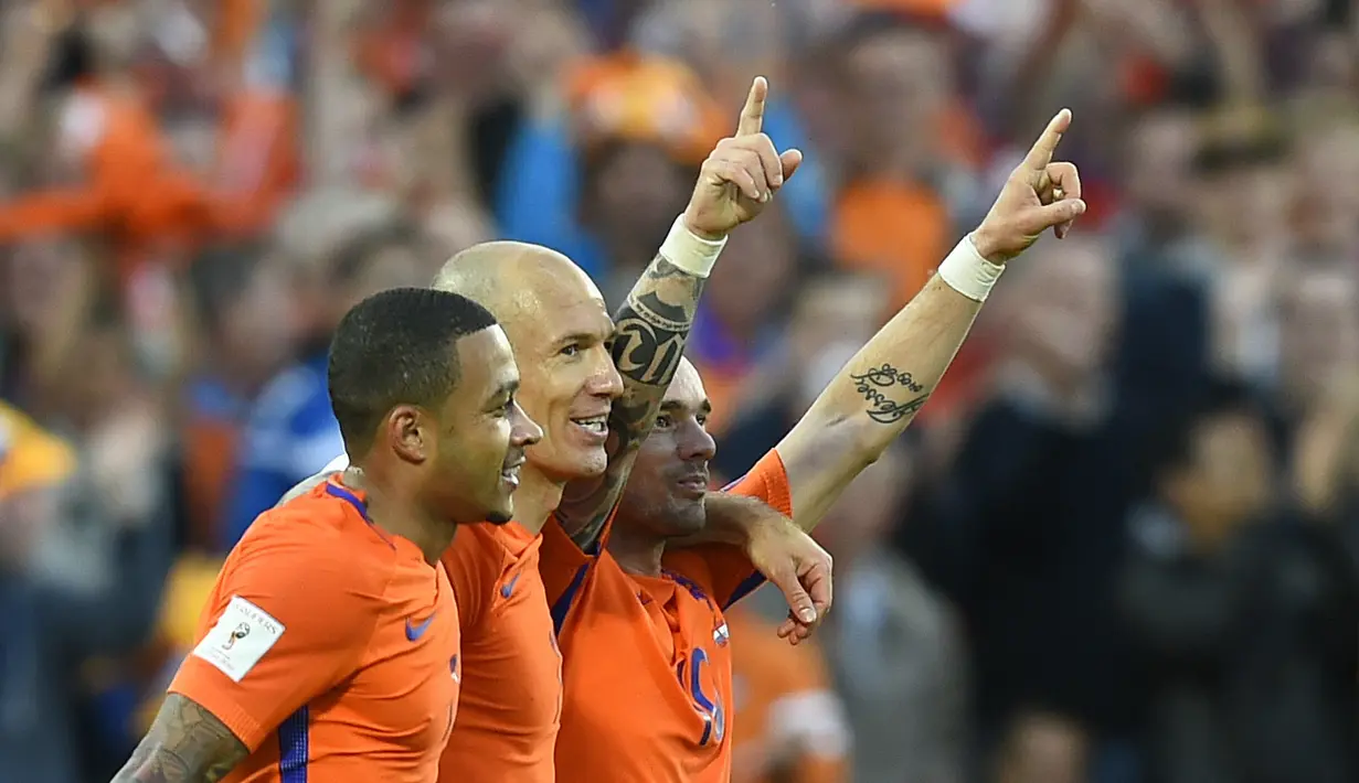 Para pemain Belanda, Wesley Sneijder (kanan), Arjen Robben (tengah) dan Memphis Depay merayakan gol saat melawan Luksemburg pada Kualiifikasi Piala Dunia 2018 di Rotterdam. (AFP/ John Thys)