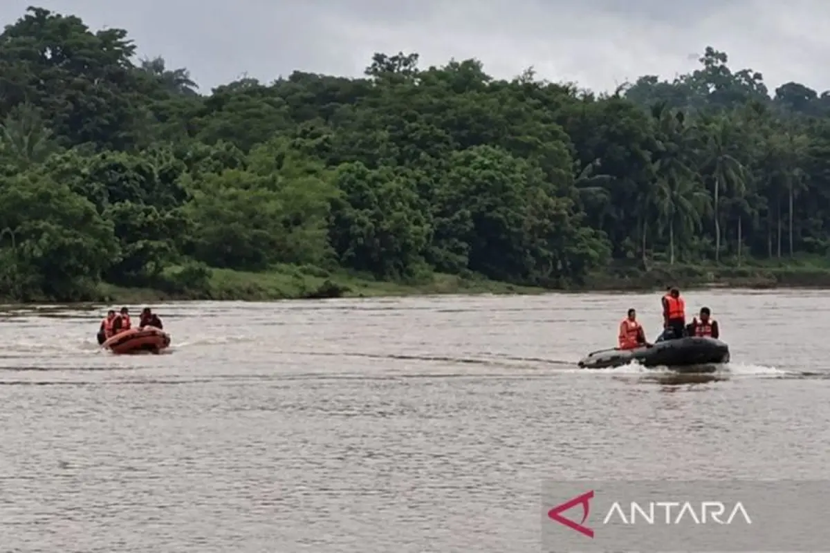 Pencarian polisi hanyut di Sungai Katingan.