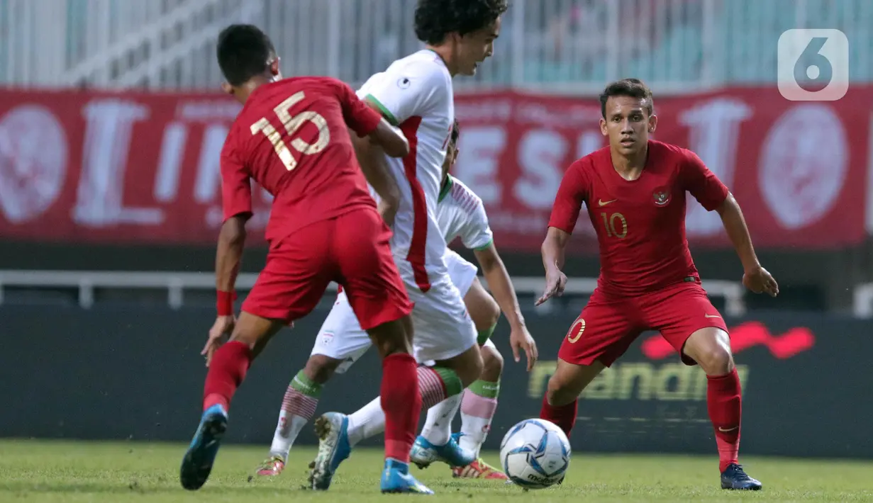 Pemain tengah Timnas Indonesia U-23, Egy Maulana Vikry (kanan) saat laga persahabatan melawan Iran U-23 di Stadion Pakansari, Kab Bogor, Sabtu (16/11/2019). Laga ini uji coba terakhir jelang Sea Games Filipina 2019, Indonesia U-23 unggul 2-1. (Liputan6.com/Helmi Fithriansyah)