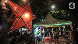 Warga menikmati suasana takbiran Idul Fitri di kawasan Manggarai, Jakarta, Rabu (13/5/2021). Tradisi merayakan malam takbiran dengan memainkan bedug dan membuat hiasan bernuansa Islam masih terlihat di pinggiran Ibu Kota meski berada di tengah pandemi Covid-19. (merdeka.com/Iqbal S. Nugroho)