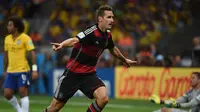 Miroslav Klose. Eks striker yang kini berusia 44 tahun yang pensiun pada Juli 2016 bersama Lazio ini menempati posisi keempat sebagai pemain terbaik Jerman sepanjang masa. Bersama Timnas Jerman, ia menjadi top skor Tim Panzer dengan 71 gol melewati raihan Gerd Mueller dengan 68 gol. Di ajang Piala Dunia ia juga menjadi top skor sepanjang masa dengan 16 gol dari total 4 edisi, mulai 2002 hingga 2014. Sementara di level klub bersama Werder Bremen, Bayern Munchen dan Lazio ia mampu memberi gelar bagi ketiganya. (AFP/Pedro Ugarte)