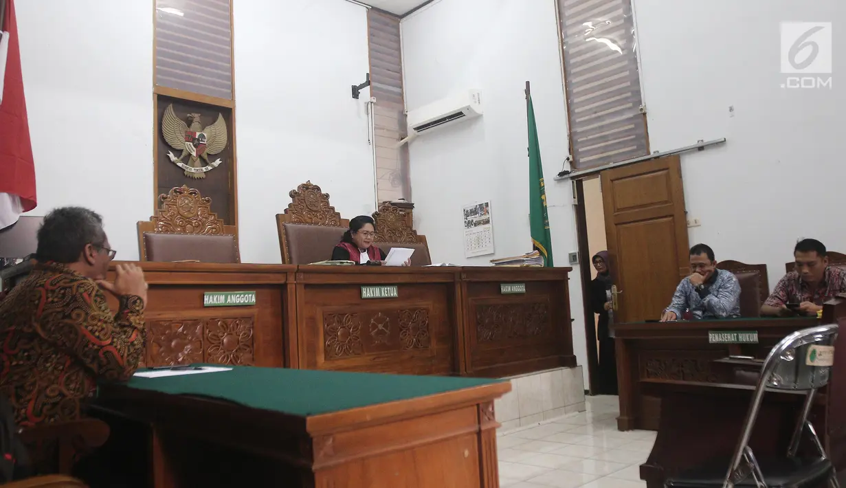 Suasana sidang praperadilan kasus video porno yang melibatkan artis Cut Tari dan Luna Maya di PN Jakarta Selatan, Selasa (7/8). Hakim PN Jakarta Selatan menolak gugatan praperadilan Cut Tari dan Luna Maya. (Liputan6.com/Herman Zakharia)
