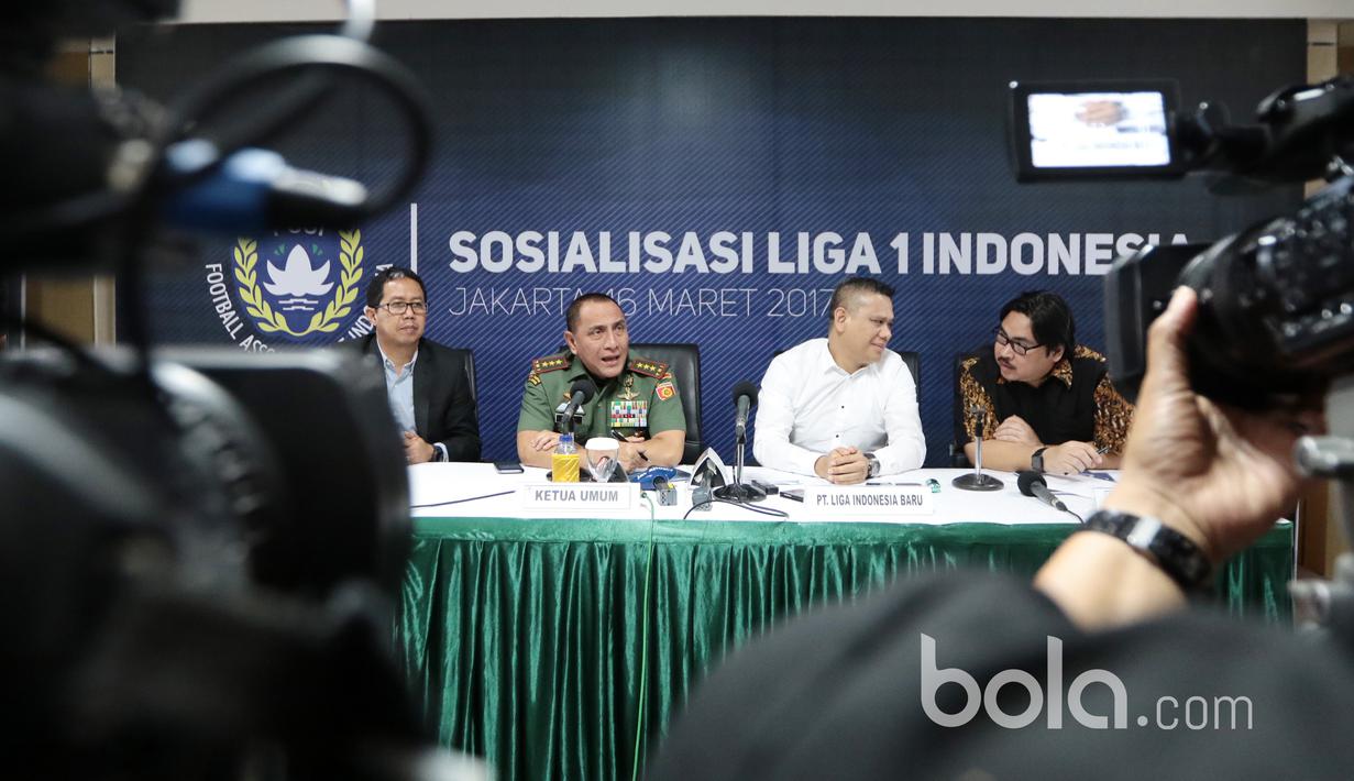 Edy Rahmayadi (2kiri) memberikan keterangan kepada media usai memimpin rapat Sosialisasi Liga 1 Indonesia di Gedung Kostrad, Jakarta, Kamis (16/3/2017). Liga 1 Indonesia akan bergulir pada tanggal 15 April 2017. (Bola.com/Nicklas Hanoatubun)