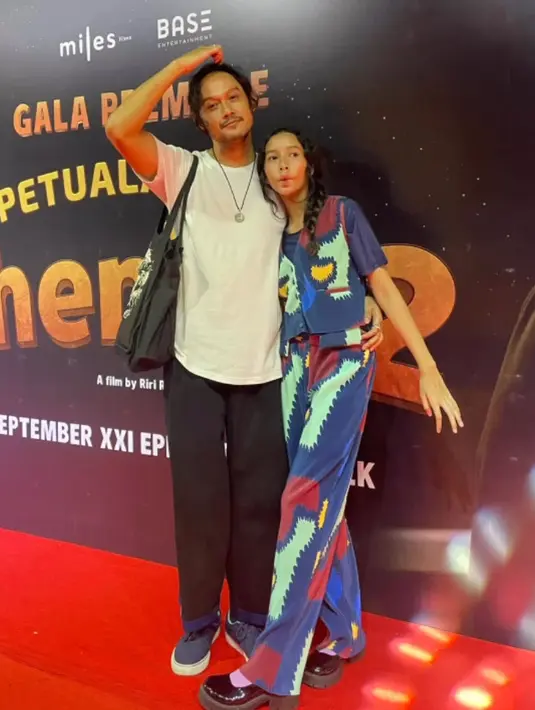 Dwi Sasono hadir dengan kaos putih dipadukan celana hitamnya, hadir bersama putrinya Widuri yang tampil dengan two pieces. [@widimulia]