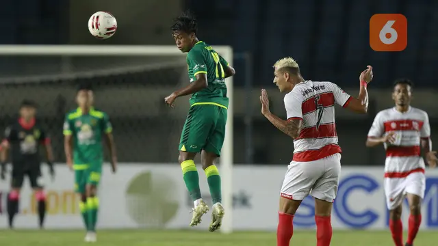 FOTO: Persebaya Surabaya Unggul 1-0 atas Madura United di Babak Pertama - Mochammad Supriadi; Jaimerson Xavier