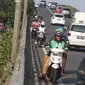 Pengendara sepeda motor melawan arus di fly over kawasan Kemayoran, Jakarta, Kamis (18/8). Aksi nekat tersebut tetap dilakukan pengendara untuk menghindari razia kendaraan bermotor. (Liputan6.com/Immanuel Antonius)