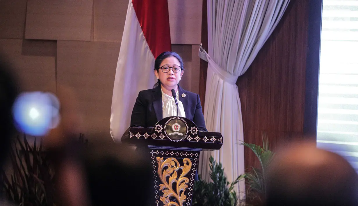 Menteri Koordinator Pembangunan Manusia dan Kebudayaan Puan Maharani memberi sambutan saat menerima pin alumni kehormatan Lembaga Ketahanan Nasional (Lemhanas) di Gedung Lemhanas, Jakarta, Kamis (5/9/2019). (Liputan6.com/Faizal Fanani)