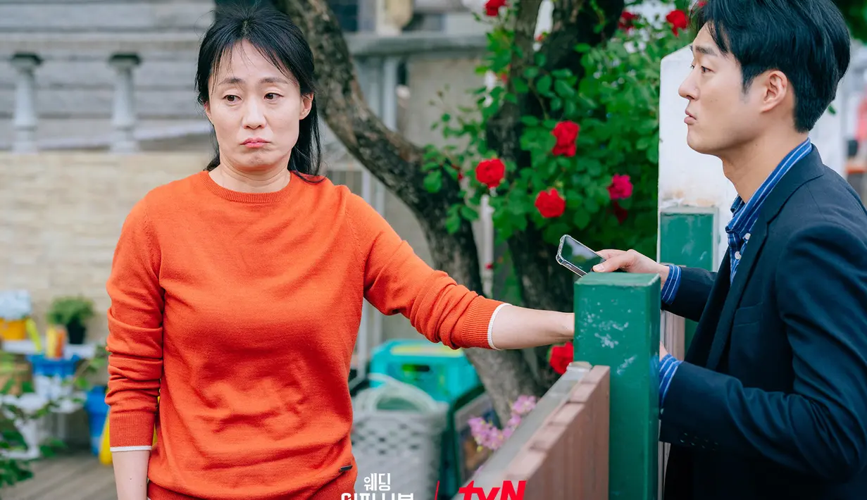 Lee Do Han memutuskan untuk menyembunyikan identitas Ah Jung untuknya, yang akan mendapat perhatian dan ancaman yang tidak perlu karena pernikahan mereka. (foto: tvN via Soompi)