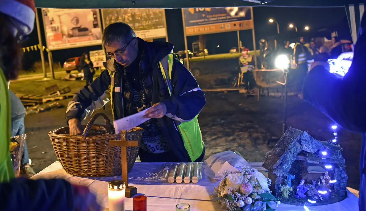 Imam Joseph Nurcho mempersiapkan misa Natal untuk pemrotes rompi kuning di Somain, Prancis utara, (24/12). (AFP Photo/Francois Lo Presti)