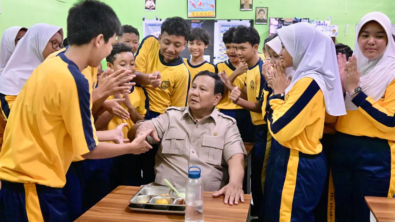 Presiden Prabowo Subianto meninjau pelaksanaan Program Makan Bergizi Gratis (MBG) di Sekolah Menengah Pertama Negeri (SMPN) 111 Jakarta.