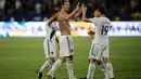 Penyerang LA Galaxy, Zlatan Ibrahimovic berselebrasi bersama rekannya setelah mencetak gol pada pertandingan MLS di StubHub Center di Carson, California (29/7). Ibrahimovic mencetak hattrick pertamanya bersama LA Galaxy. (AFP Photo/Katharine Lotze)