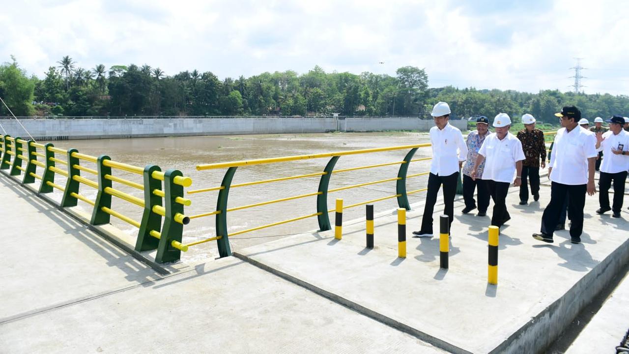 Presiden Joko Widodo (Jokowi) meresmikan Bendung Kamijoro dalam kunjungan kerjanya ke Daerah Istimewa Yogyakarta.