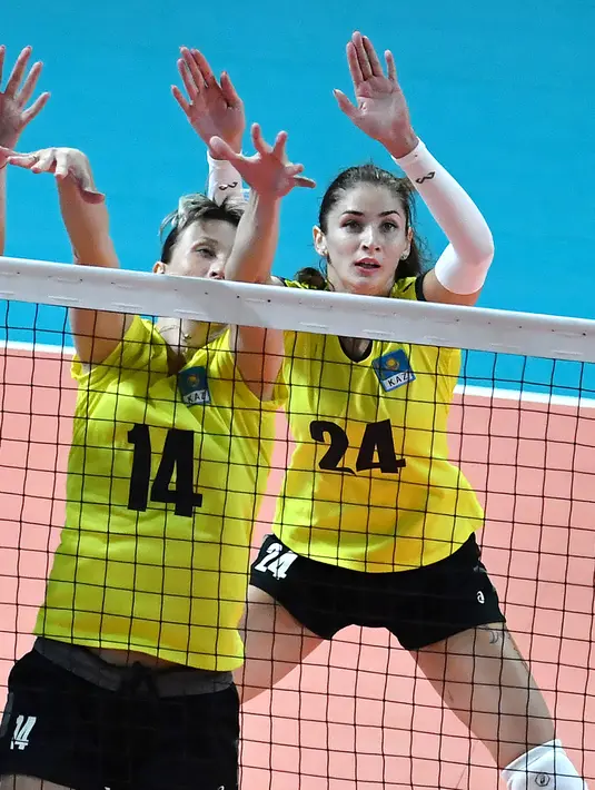 Atlet voli Kazakhstan, Kristina Karapetan saat bertanding melawan Filipina di babak semifinal voli putri Asian Games 2018 di Jakarta, Jumat (31/8). (ANTARA FOTO/INASGOC/Fanny Octavianus/mos/18)