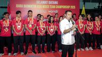 Kepala Bidang Pembinaan dan Prestasi PBSI, Eng Hian memberikan sambutan saat penyambutan tim bulu tangkis Indonesia setelah memenangkan Badminton Asia Mixed Team Championships di Terminal 3 Bandara Soekarno Hatta, Tangerang, Senin (17/02/2025). (Bola.com/Bagaskara Lazuardi)