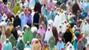 Keputusan tersebut menjadi acuan bagi umat Islam untuk menyelenggarakan salat Idul Fitri secara bersama-sama. Tampak dalam foto, ribuan umat Muslim saat melaksanakan rangkaian salat Idulfitri 1447 Hijriah di Lapangan Utama Stadion Pakansari, Cibinong, Kabupaten Bogor, Jawa Barat, Sabtu (21/3/2026). (Kapanlagi.com/Budy Santoso)