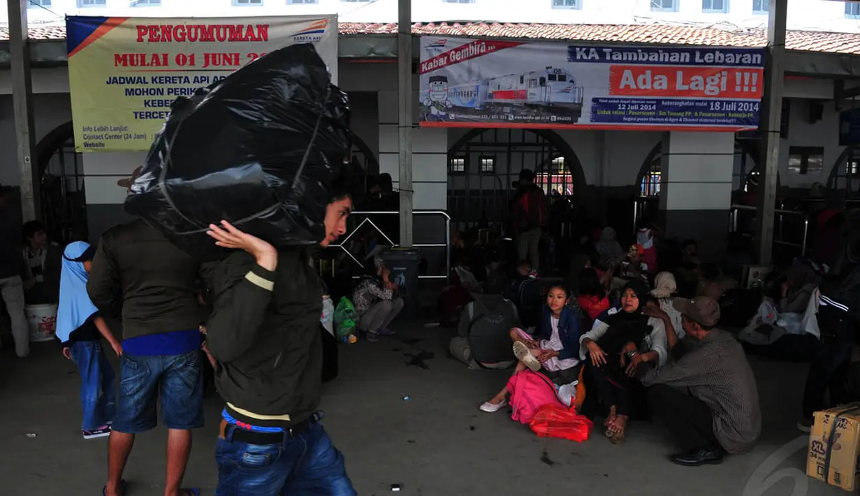 Pemudik sengaja berangkat lebih awal untuk menghindari penumpukan penumpang di saat puncak mudik Lebaran, Jakarta, Jumat (18/7/14). (Liputan6.com/Johan Tallo)
