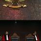 Ketua Majelis Hakim Konstitusi Anwar Usman (kiri) usai memimpin sidang pendahuluan sengketa hasil Pemilu Legislatif 2019 di gedung MK, Jakarta, Rabu (10/7/2019). Sidang beragendakan pemeriksaan pendahuluan terkait Perselisihan Hasil Pemilu DPR-DPRD Provinsi Sulawesi Barat. (Liputan6/Johan Tallo)