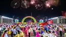 Orang-orang menari pada acara perayaan Hari Ulang Tahun ke-74 Korea Utara di Kim Il Sung Square, Pyongyang, Korea Utara, 9 September 2022. (KIM Won Jin/AFP)