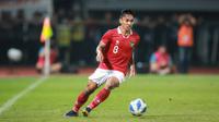 Pemain Timnas Indonesia U-19, Arkhan Fikri menggiring bola saat matchday ketiga Grup A Piala AFF U-19 2022 antara Timnas Indonesia U-19 melawan Timnas Thailand U-19 di Stadion Patriot Candrabhaga, Bekasi, Jawa Barat, Rabu (06/07/2022). (Bola.com/Bagaskara Lazuardi)