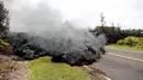 Pemandangan lava pijar erupsi Gunung Kilauea yang menutupi jalan di Hawaii, Amerika Serikat, Sabtu (5/5). Lembaga survei geologi Amerika Serikat (USGS) menyebut aliran lava pijar terjadi akibat retakan dinding kawah Gunung Kilauea. (AP Photo/Marco Garcia)
