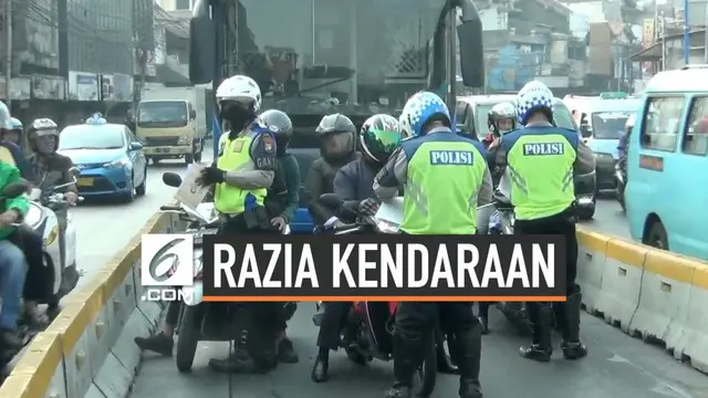 Pengendara motor kebingungan saat terjebak di dalam jalur busway Jatinegara Rabu (25/9/2019) pagi. Sejumlah pengendara nekat mencoba hindari razia polisi dengan putar balik melawan arus kendaraan.