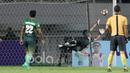 Kiper PS TNI, Teguh Amiruddin tak mampu menjangkau bola yang masuk ke gawangnya saat melawan Persija pada laga Liga 1 2017 di Stadion Pakansari, Bogor, (8/6/2017). (Bola.com/Nicklas Hanoatubun)