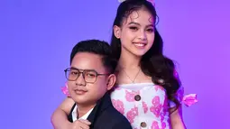 Dalam pemotretan terbarunya, Putri Isnari tampil dalam simpel dress bernuansa pink dan putih. Ia juga tak henti-hentinya memamerkan senyum bahagia bersama sang suami usai menikah. (Liputan6.com/IG/@da4_putri03)