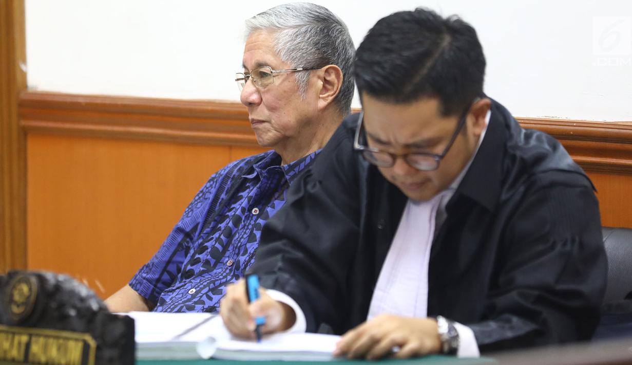 Terdakwa kasus tindak pidana pemalsuan surat tanah dan keterangan palsu pada akta autentik, Muljono Tedjokusuma saat mejalani sidang lanjutan di PN Jakarta Barat, Rabu (21/11). Sidang ini beragenda mendengarkan keterangan saksi. (Merdeka.com/Arie Basuki)