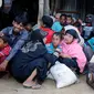 Sejumlah Muslim Rohingya ditangkap tentara Bangladesh, Senin (21/11). Mereka ditangkap karena dianggap sebagai imigran gelap. (REUTERS/Mohammad Ponir Hossain)