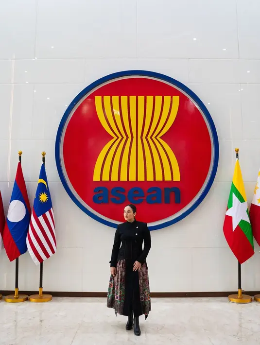 Wilsen Willim memang dikenal dengan siluet beskapnya yang bisa dikenakan oleh siapapun. [Foto: Instagram/wilsenwillimofficial]