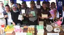 Kepala BPOM RI Penny K Lukito menunjukkan barang bukti kosmetik palsu di kawasan Tambora, Jakarta Barat, Selasa (15/5). Petugas menemukan 21 item produk jadi kosmetik ilegal, bahan baku, dan alat produksi. (Liputan6.com/Arya Manggala)