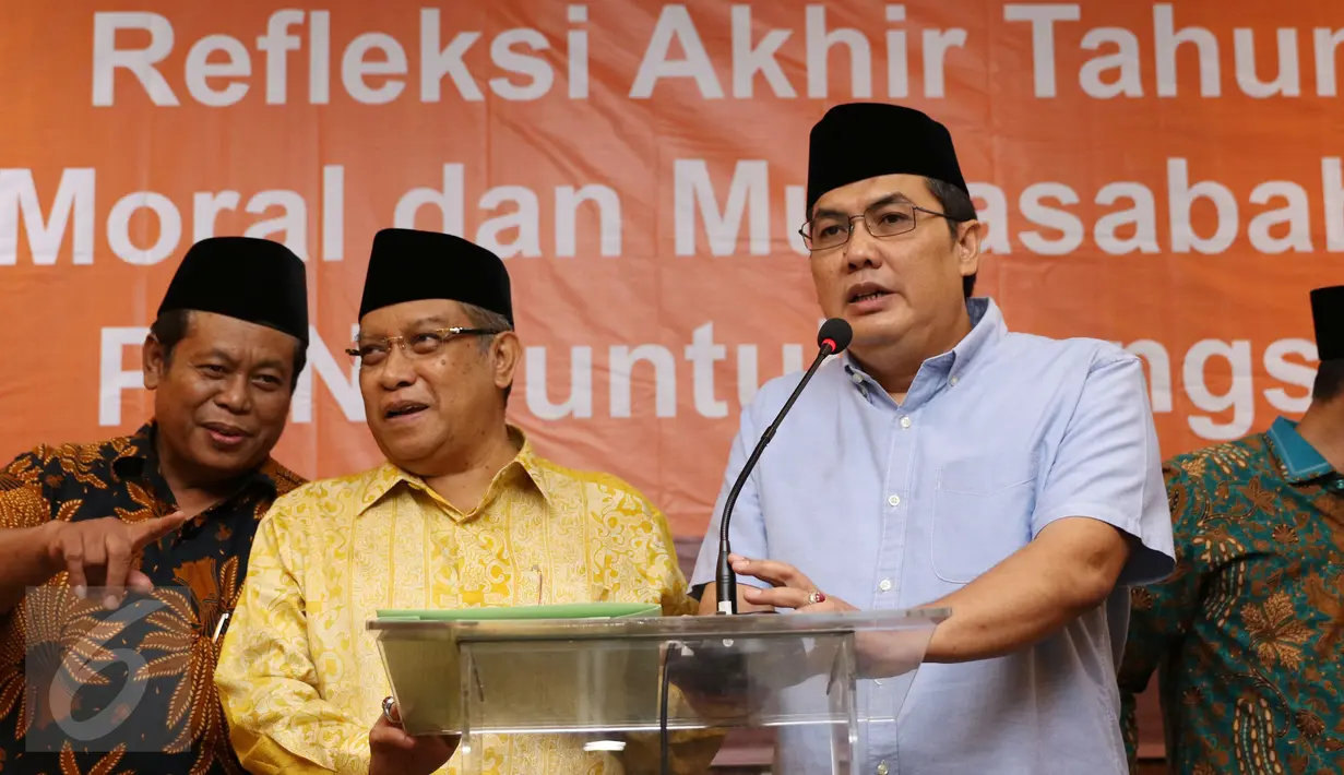 Sekjen PBNU, Helmy Faishal Zaini (kanan) memberi keterangan jelang pembacaan refleksi akhir tahun 2016 di Jakarta, Jumat (30/12). Dalam refleksinya, PBNU menyoroti pudarnya semangat toleransi dan kebhinekaan. (Liputan6.com/Helmi Fithriansyah)