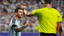 Lionel Messi dari Argentina, kiri, berbicara dengan wasit Joao Pinheiro, dari Portugal, saat pertandingan perempat final Piala Dunia 2026 melawan Swiss di Kansas City, Mo., Minggu, 12 Juli 2026. (AP Photo/Charlie Riedel)