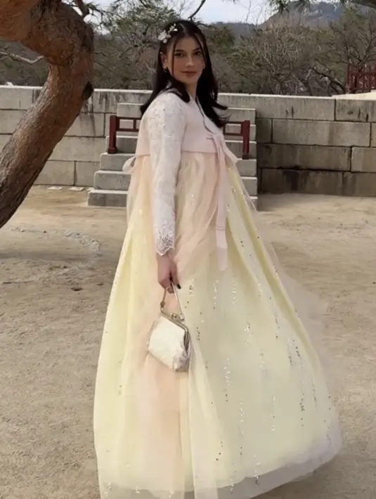 Sebelum tulang tangannya retak, Sabrina sempat mencoba hanbok, busana tradisional di Korea. Ia pun masih tampak aktif dan ceria pada video yang diunggah. [@sabrinachairunnisa_]