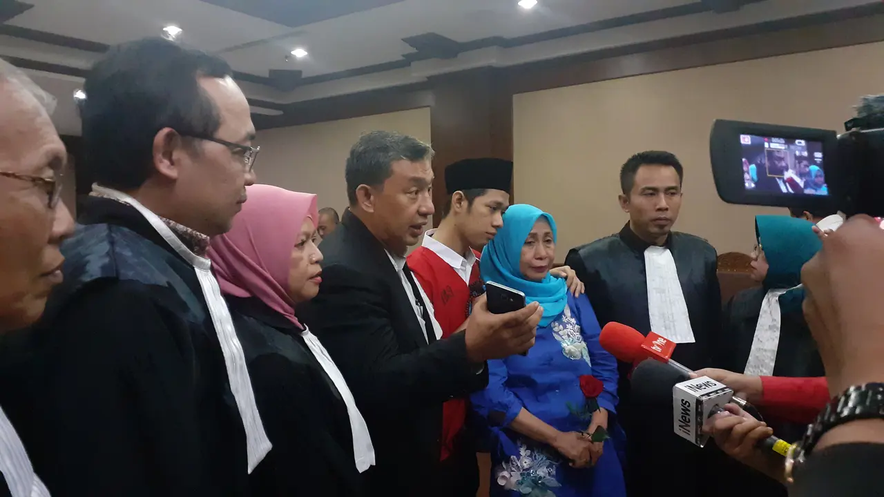 Luthfi Alfiandi Pembawa Bendera saat Demo Pelajar di DPR